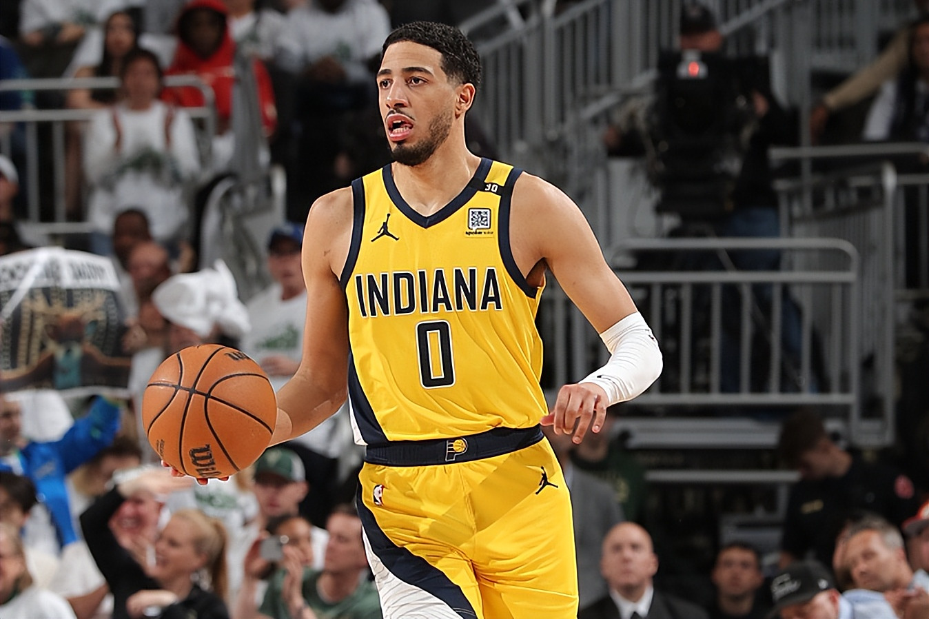 包含穆古鲁扎迎来七赛季出色发挥，G2观众热烈欢呼！引发球迷热议的词条